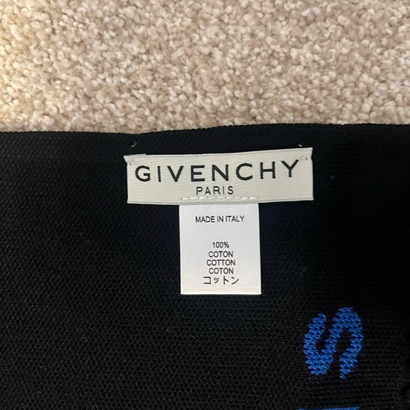 Givenchy Paris football scarf. New without tags! - Picture 7 of 7